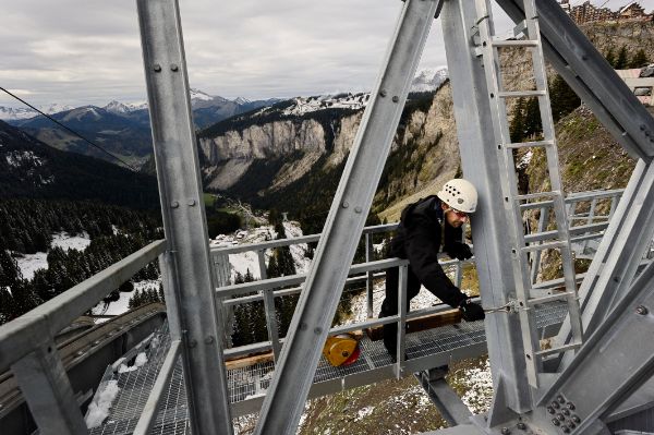 Travail en altitude  (Ici chantier de construction d’un téléphérique en montagne)