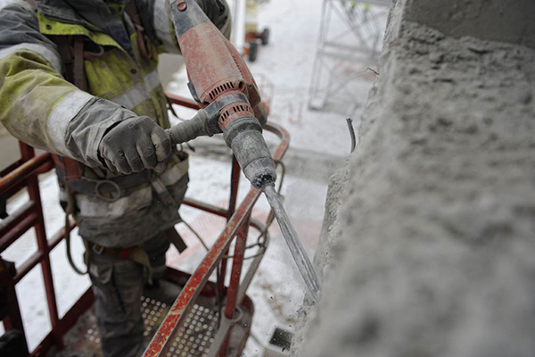 Utilisation de piqueur sur un chantier de BTP