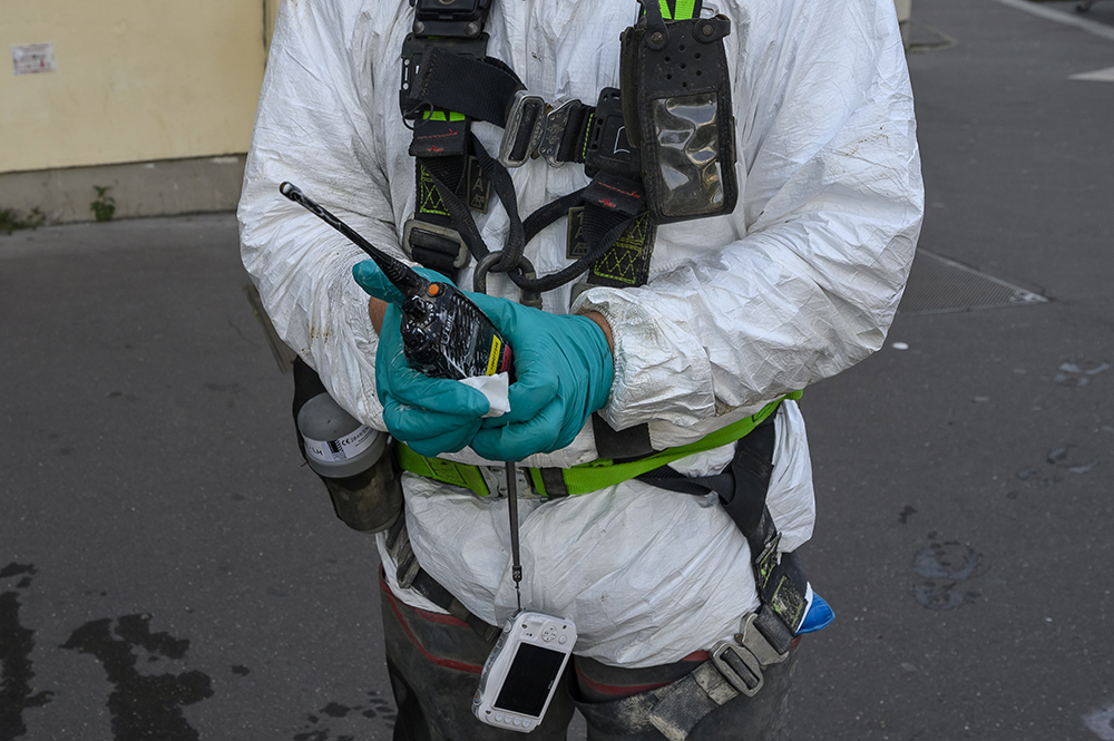 L’utilisation d’un émetteur-récepteur radio permet aux intervenants de communiquer avec le surveillant resté en surface.