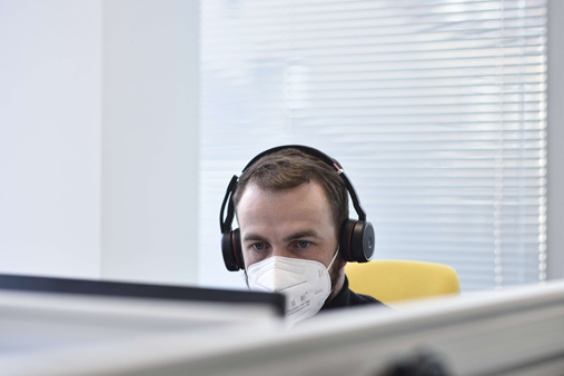 opérateur avec un casque téléphonique