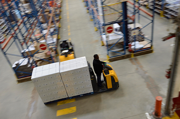 Conducteur de chariot dans un entrepôt logistique