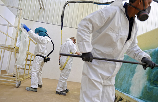 Fabrication de piscines en matériaux composites : poste de moulage avec pose de fibre de verre et de résine