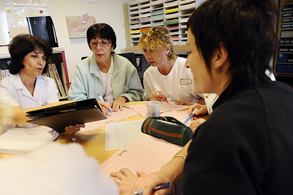 Réunion de travail dans une unité de soins, avec participation des infirmières et des aides-soignantes