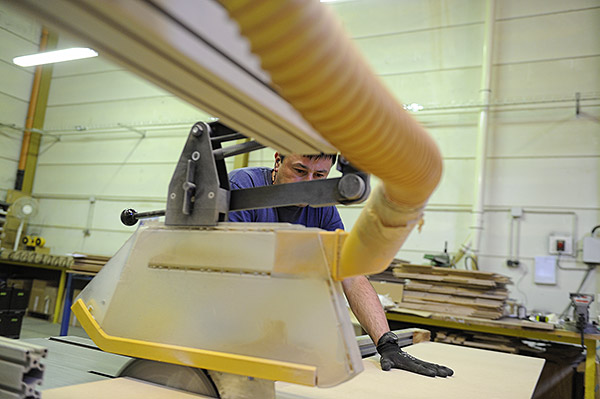 découpe de bois à la scie circulaire : si le captage à la source dysfonctionne, une exposition à des poussières de bois est possible