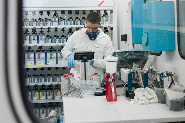 Laboratoire de préparation de peintures dans un garage