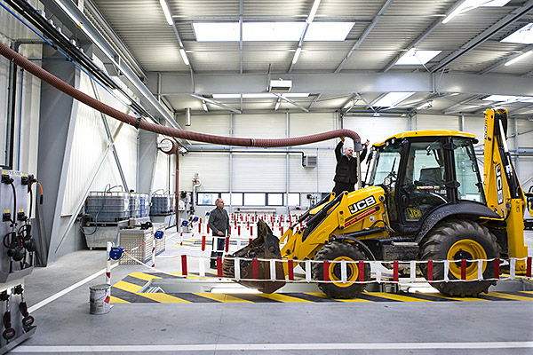 Flexible d’aspiration des gaz d’échappement sur un site de maintenance d’engins de chantier