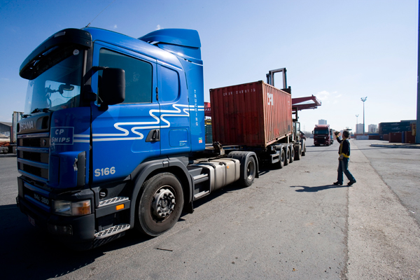 Chargement d’un container sur la remorque d’un camion