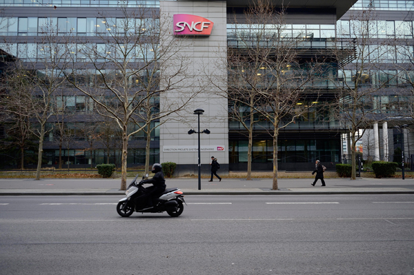 Scooter circulant dans une rue