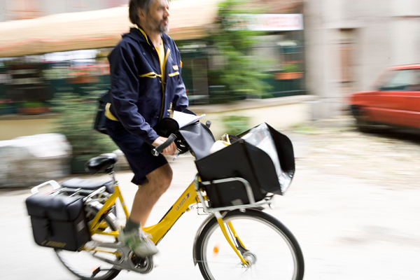 Postier effectuant sa tournée à vélo