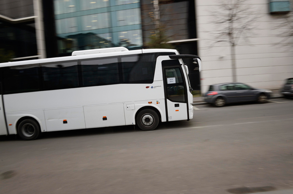 Autocar circulant dans une rue