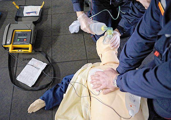 Exercice avec défibrillateur automatique et massage cardiaque