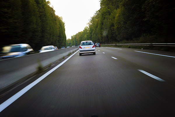 Véhicule circulant sur une autoroute