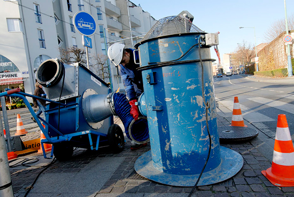 Installation d’un système de ventilation avant une intervention dans les réseaux d’assainissement.