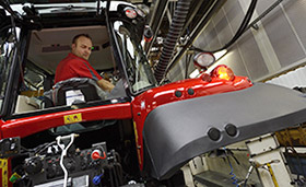 Exposition possible de l’opérateur aux gaz d’échappement lors d’un test de moteur sur un site de fabrication des tracteurs