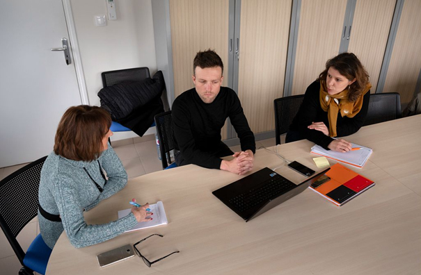 Réunion de travail dans un bureau du tertiaire